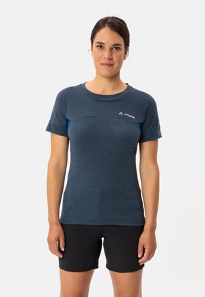T-shirt de sport bleu marine à manches courtes avec un col rond et des accents bleus contrastants, fabriqué à partir d'un matériau léger, arborant un logo sur la poitrine.