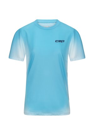 Maglietta sportiva a maniche corte azzurro chiaro con motivo a puntini bianchi sfumati sulle maniche e sui lati, e piccolo logo scuro "cep" sul petto a sinistra.