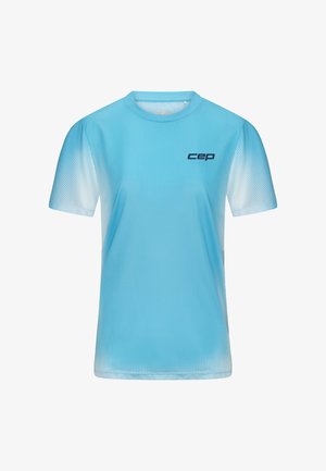 Maglietta sportiva a maniche corte azzurro chiaro con motivo a puntini bianchi sfumati sulle maniche e sui lati, e piccolo logo scuro "cep" sul petto a sinistra.