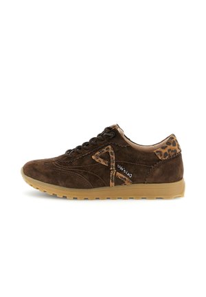 Sneaker in camoscio marrone con dettagli leopardati sul tallone e sul logo laterale, lacci neri e suola in gomma marrone chiaro.