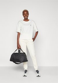 Guess COLETTE BOXY - T-shirt basic - snow cap