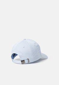 Cappello azzurro chiaro in tessuto con visiera curva, dotato di una fascia regolabile e logo in rilievo sul retro.