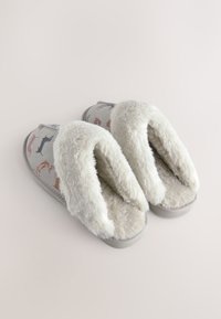Graue Hausschuhe mit einem weichen, weißen Kunstpelzfutter, das ein verspieltes Hundemotiv auf der Oberseite zeigt, und einer bequemen, gepolsterten Innensohle.