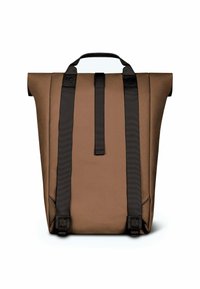 Sac à dos étanche marron avec un design à rabat, sangles noires réglables et finition texturée. Comprend une poignée de transport sur le dessus pour un port facile.