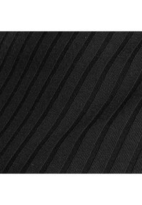 Tissu noir côtelé avec des lignes ondulées texturées ; finition lisse et couleur uniforme sans motifs ou matériaux supplémentaires visibles.