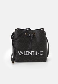 Czarna torba typu bucket z wytłaczanym wzorem i białym logo "VALENTINO". Posiada złote dodatki i regulowany pasek. Teksturowany materiał.