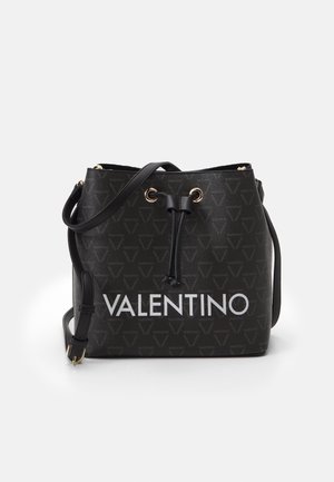 Černá kabelka ve tvaru kbelíku s reliéfním vzorem a bílým logem "VALENTINO". Obsahuje zlaté kovové doplňky a nastavitelný popruh. Texturovaný materiál.