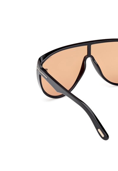 Černé oversize sluneční brýle se gradientními hnědými skly, s elegantním designem a zlatými akcenty po stranách. Hladký plastový rám.