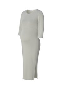 Gebreide zwangerschapsjurk in lichtgrijs, met een ronde halslijn, driekwart mouwen en een zijsplit voor makkelijk bewegen.