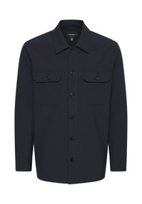 Chemise bleu marine foncé à manches longues avec boutons, deux poches poitrine boutonnées et col classique, présentée sur fond blanc.