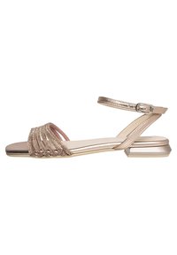 Metallisch goldene Sandale mit einem breiten geflochtenen Riemen mit Perlenakzenten, einem Knöchelriemen mit Schnalle und einem niedrigen Blockabsatz.