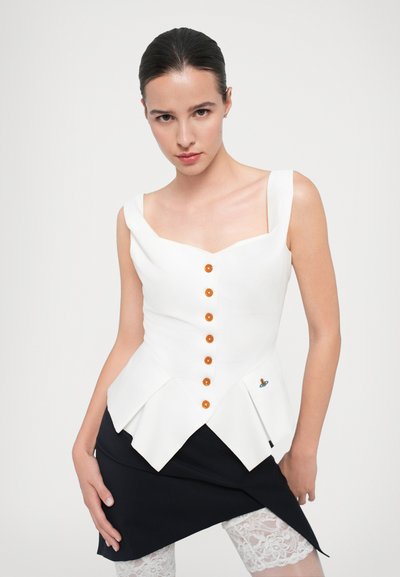 Hvid peplum top med firkantet halsudskæring og orange knapper, med en tætsiddende liv og lagdelt, takkede kant. Accentueret med et lille logo.