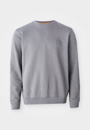 Grauer Crewneck-Pullover aus einem weichen Material. Verfügt über gerippte Bündchen, Saum und ein kleines Logo-Patch auf der Brust. Glatte Textur.