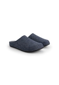 Een paar donkerblauwe vilten instapslippers met zwarte rubberen zolen op een witte achtergrond, in een hoek geplaatst om de voorkant en zijkant te tonen.