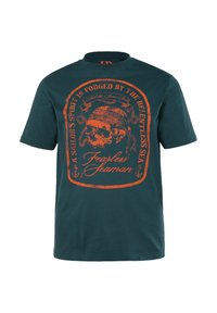 Camiseta de algodón verde oscuro con mangas cortas. Presenta un gráfico de calavera naranja y un diseño de texto. Estilo clásico de cuello redondo.