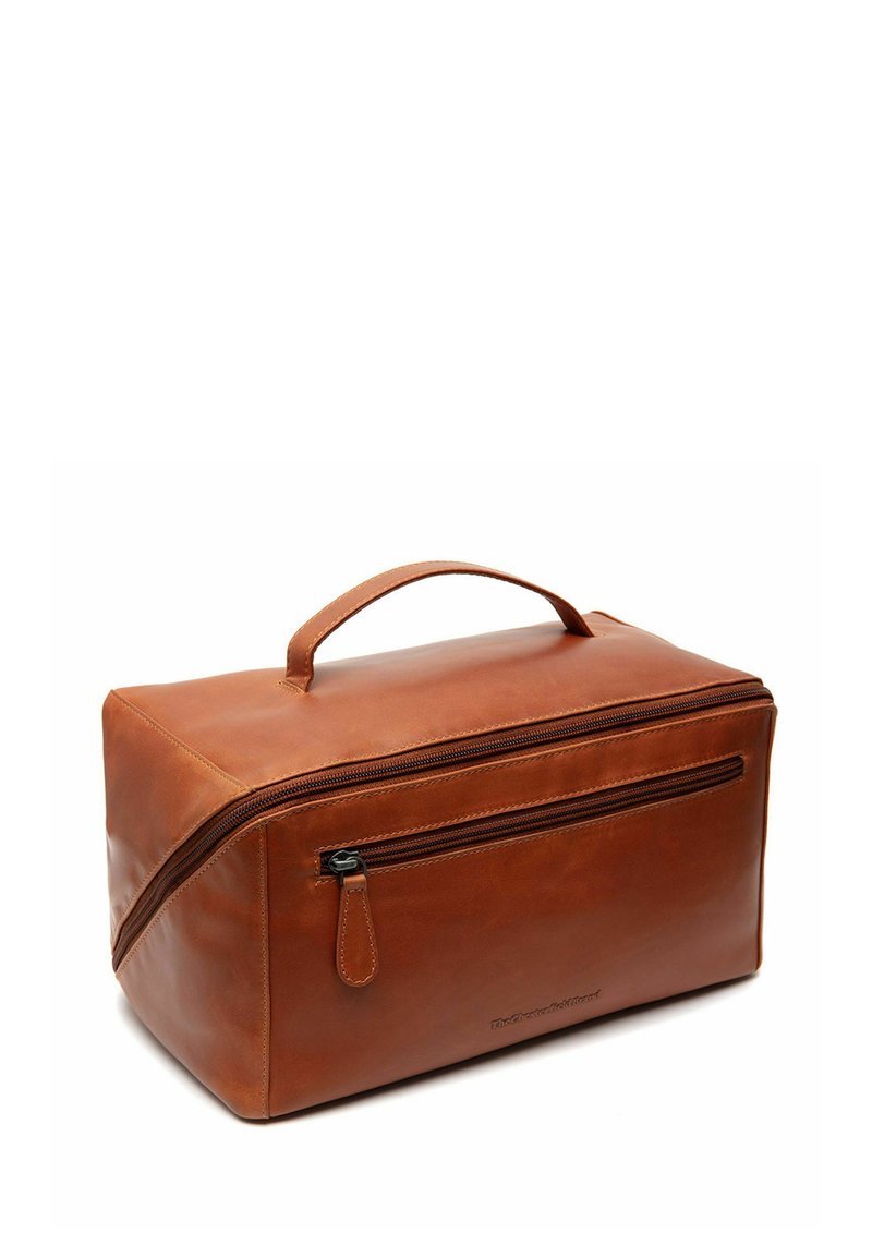 Neceser de cuero marrón con forma rectangular, asa superior y un bolsillo con cremallera en la parte frontal. Textura suave con detalles de costura visibles.