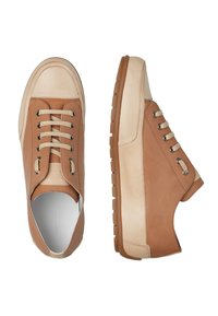 Sneaker in pelle color tan e beige con punta arrotondata, pannelli a contrasto, sei fori per i lacci e suola in gomma texturizzata.