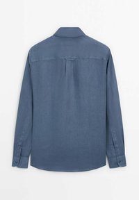 Mörkblå långärmad skjorta i tyg, med krage, knäppningar vid ärmslut och en veckdetalj på baksidan för en avslappnad passform.