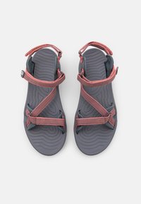 Grå sandaler med texturerade sulor och rosa remmar. Remmarna korsas fram och bak med justerbara spännen för en säker passform.