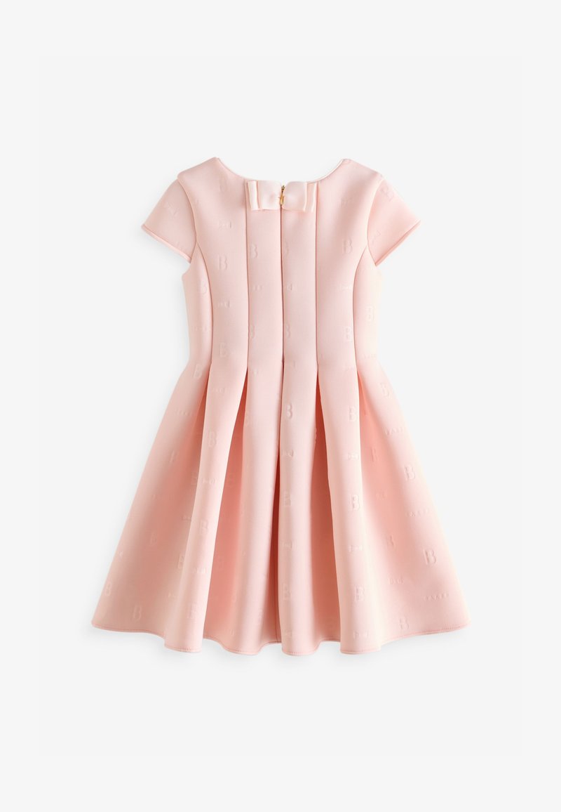 Vestido rosa con plisados, hecho de un tejido texturizado, con mangas cortas y un detalle de lazo en la parte posterior, que presenta un sutil patrón en relieve.