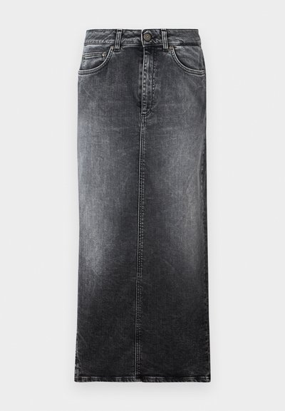 Falda maxi de denim negra con corte recto, que cuenta con cinco trabillas, dos bolsillos frontales y una textura desgastada.
