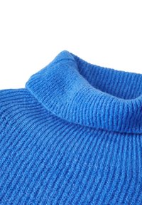 Blauer gerippter Rollkragenpullover mit einem weichen Stoffgefühl und einem snug Sitz des Kragens. Das Design umfasst vertikale Streifen.