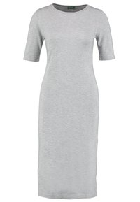 Robe tricotée grise avec des manches courtes, un col rond et une coupe droite. Texture douce avec une finition lisse. Longueur atteignant sous le genou.