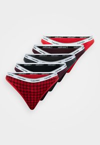Calvin Klein dames thong undertøypakke med seks enheter i rødt, svart, grått og mørkerødt, med sjakkmønster og ensfargede design.