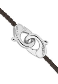 Bracelet en cuir brun tressé avec une fermeture en argent poli comportant des maillons entrelacés et une gravure subtile pour une fermeture sécurisée.