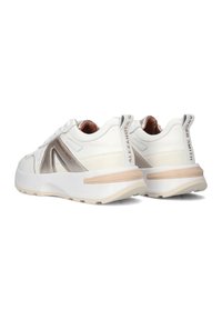 Sneaker bianche con suola spessa, dettagli in metallo argentato e texture lavorata. Presentano il marchio sul retro e cuciture a contrasto.