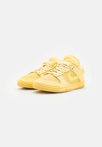 Nike Sportswear DUNK TWIST - Sportcipő - saturn gold/soft yellow