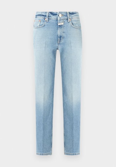 Jean denim bleu clair à jambes droites avec poches avant, passants pour ceinture, fermeture par bouton, et légère décoloration sur les cuisses et les genoux.
