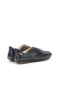 Chaussures en cuir noir à enfiler avec des motifs de feuilles découpés, des coutures contrastantes, un bout arrondi et une semelle basse et flexible.