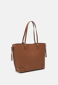 Bruine schoudertas van gestructureerd synthetisch materiaal, met twee rechte handvatten, gouden hardware en een gestructureerd design met hoekaccenten.