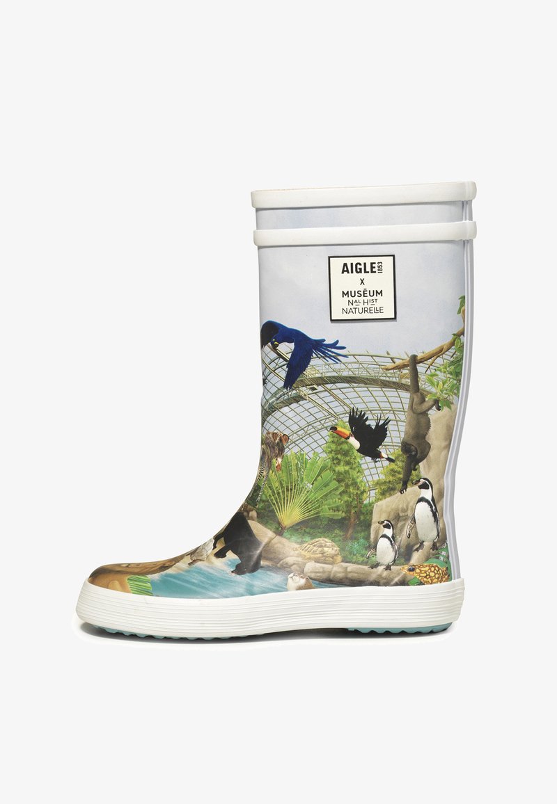 Bota de goma con un estampado colorido de vida salvaje, que incluye aves y animales. La suela blanca y el agarre texturizado ofrecen durabilidad y tracción.