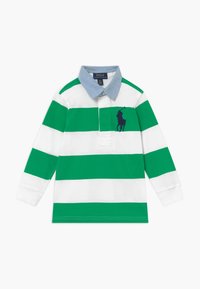 Langärmliges Rugby-Shirt mit grün-weißen Horizontalstreifen, hellblauem Kragen und dunkelblauem Polo-Spieler-Logo auf der Brust.