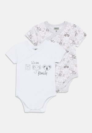 Dve otroški bodiji: eden bel z napisom »Smo družina« in živalskimi motivi, drugi siv z vzorcem risanih živali.