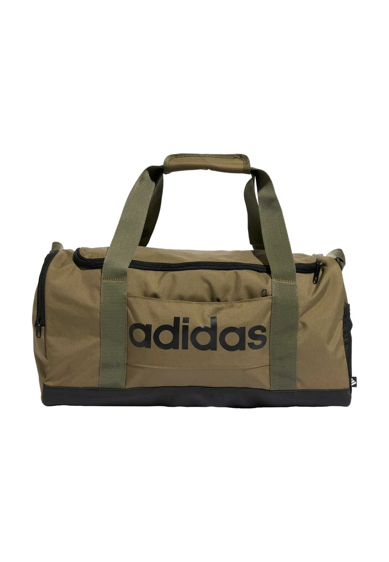 Oliven grøn duffelbag med sorte detaljer, top lynlås lukning og dobbelt håndtag. Har stort sort "adidas" logo på fronten og meshsidelomme.