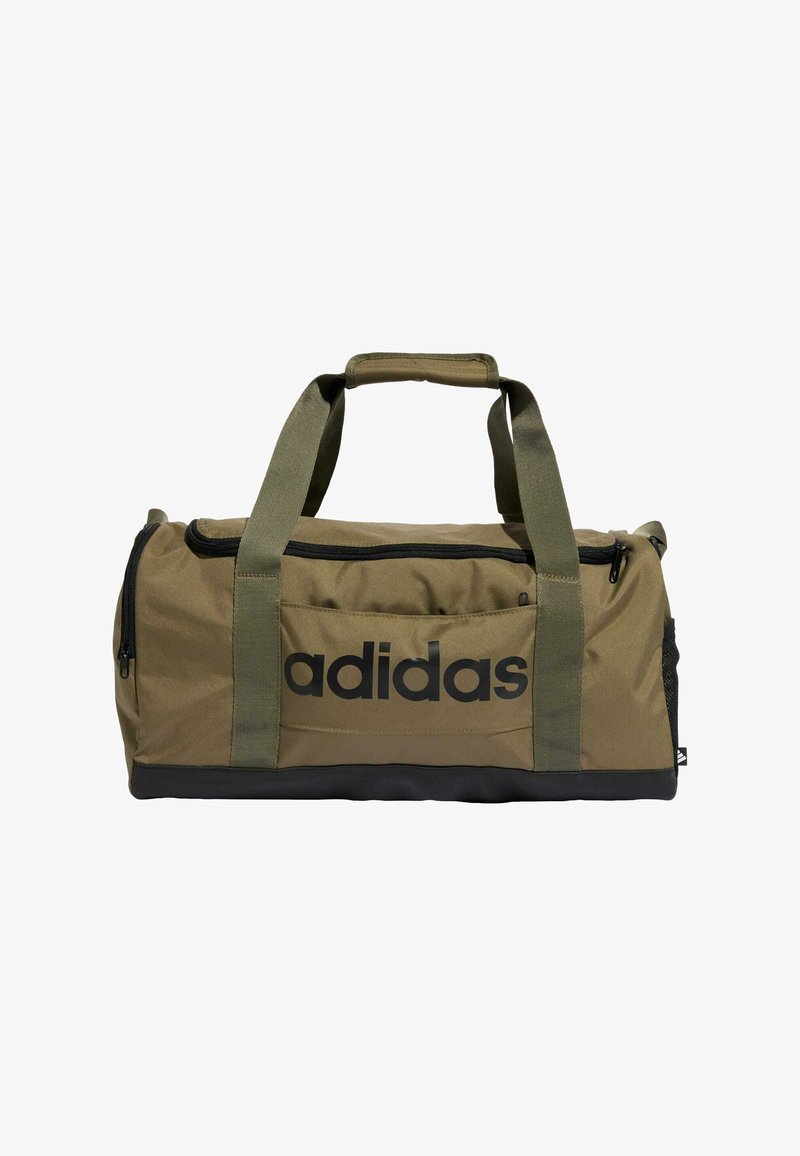 Oliven grøn duffelbag med sorte detaljer, top lynlås lukning og dobbelt håndtag. Har stort sort "adidas" logo på fronten og meshsidelomme.