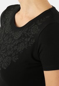 ALBERT KREUZ T-SHIRT SORGENFREIE WECHSELJAHRE RUNDHALS - Print T-shirt - schwarz