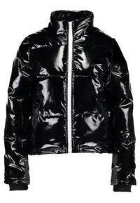 Czarna puchowa kurtka wykonana z błyszczącego, pikowanego materiału. Posiada wysoki kołnierz, przedni zamek błyskawiczny oraz ściągacze przy rękawach. Krótkie, skrojone wykończenie.