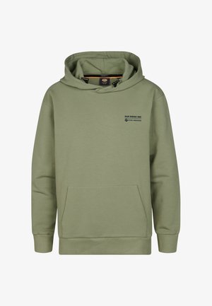 Oliwkowa bluza z kapturem z przednią kieszenią i czarnym logo, zestawiona z szarymi szortami jeansowymi z podwiniętymi mankietami. Białe buty sportowe i skarpetki w paski.