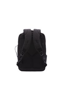 Zwarte rugzak met gewatteerde schouderbanden, een gladde textuur en geometrische details aan de achterkant. Voorzien van verstelbare gespen.