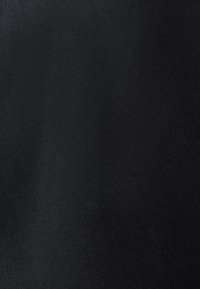 Fekete szövet sima textúrával és finom fényű felülettel, ferde szövési mintával. Nincsenek látható további részletek vagy fémalkatrészek.