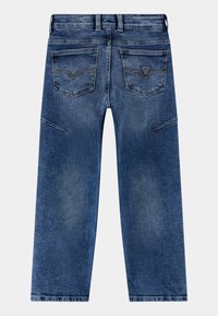 Pantaloni in denim blu con taglio dritto, dotati di due tasche posteriori con una patch logo e una leggera sfumatura sul tessuto.