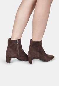 Hnědé sukně kotníkové boty se špičatou špičkou, bočním zipem a nízkým blokovým podpatkem, s hladkým povrchem a elegantním designem.