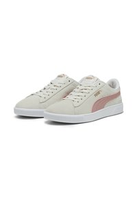 Hellebeige Sneaker mit softem Wildlederfinish, ausgestattet mit pinken Akzenten und weißen Gummisohlen. Runde Zehenform und Schnürdesign.