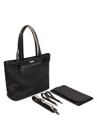 Μαύρη τσάντα tote από νάιλον με διπλούς χειρολαβές και μπροστινή τσέπη με φερμουάρ. Περιλαμβάνει αποσπώμενους ιμάντες και ένα ταιριαστό πορτοφόλι οργάνωσης.