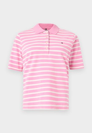 Roosa ja valge horisontaalsete triipudega lühikeste varrukatega polo-särk, millel on krae, neli nuppu ja väike logo vasakul rinnal.