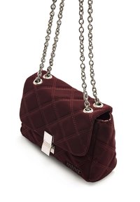 Borsa a sacco bordeaux trapuntata realizzata in materiale morbido, con tracolle in catena argentata, chiusura in metallo e dettagli di cucitura a contrasto.